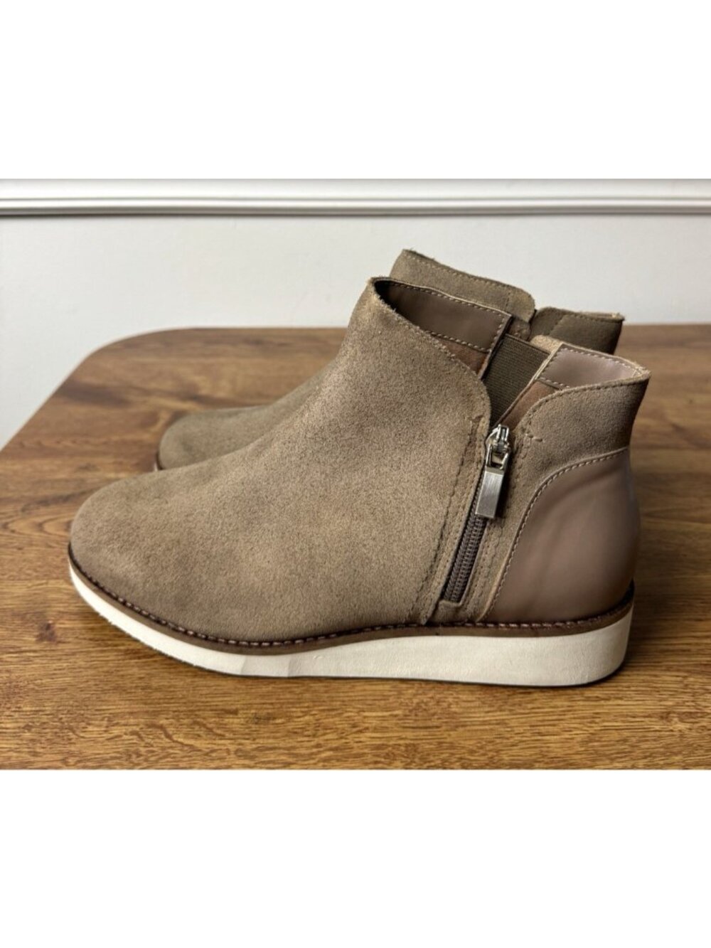 Women's SoftWalk Wesley Boot Stone Size 7.5 W